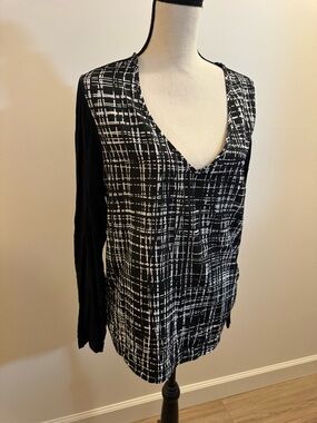 Banana Republic Black & White Patterned V-Neck Long Sleeve Top